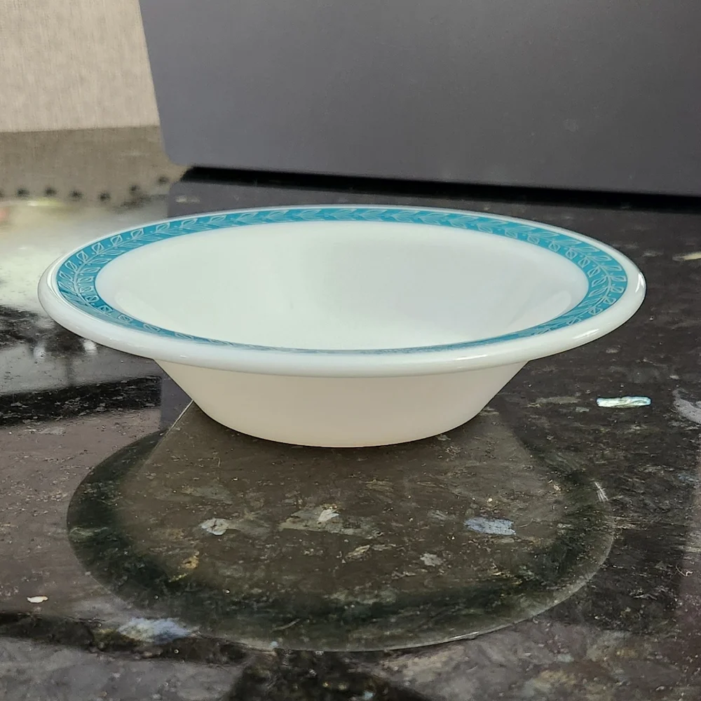 4 Vintage PYREX Laurel Leaf (also known as Blue Grass ) Bowls. EUC